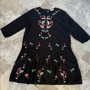 VTG NAO long black with beautiful embroidery floral dress 100% polyester. Lg